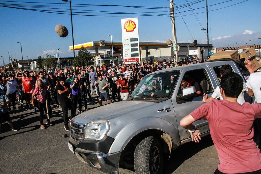 GENTE DEFENDIENDO SUPERMERCADO 155