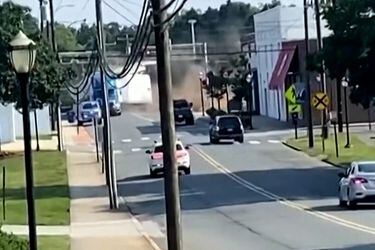 El impactante registro de un tren de carga que choca a toda velocidad a un camión atrapado en una vía en Carolina del Norte
