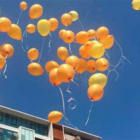 Cientos de globos son lanzados al cielo para conmemorar el Día Internacional del Cáncer Infantil