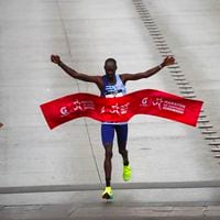Sigue la hegemonía keniata: Edwin Koech conquista el Maratón de Santiago