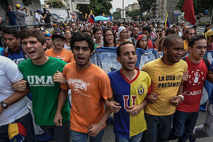 Estudiantes protestas en las calles de Venezuela