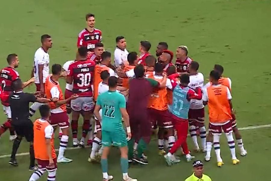 Arturo Vidal y Felipe Melo tuvieron una discusión durante el clásico entre Flamengo y Fluminense.