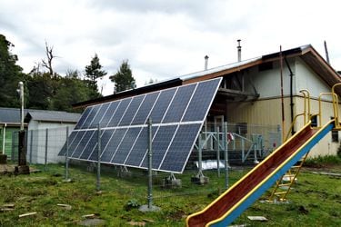 La principal solución para las localidades u hogares que carecen de energía es la utilización de equipos generadores autónomos, principalmente "verdes". Foto: Ministerio de Energía