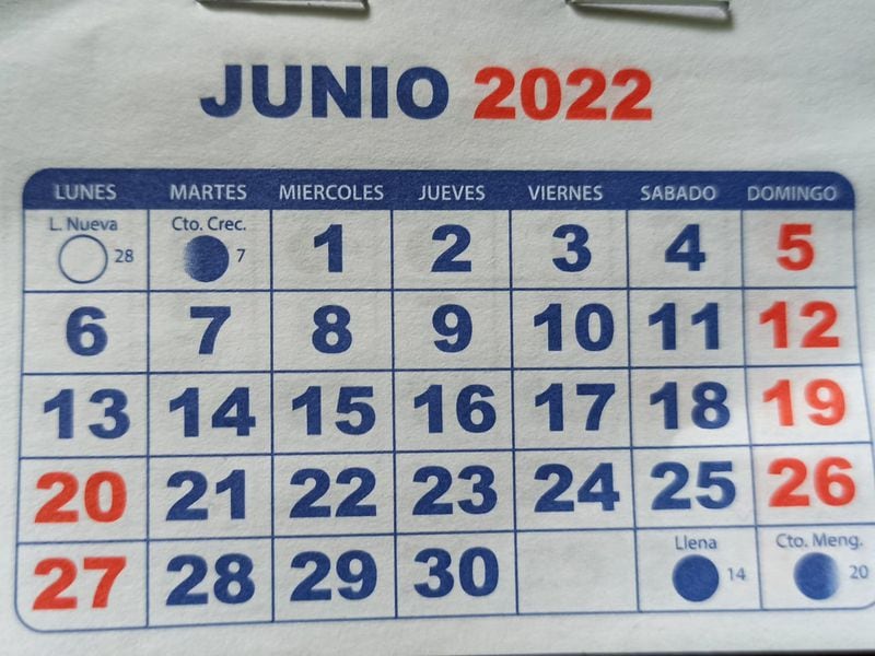 El lunes 20 de junio aparece erradamente marcado con rojo. Muchos calendarios de 2022 se imprimieron con esa falla. El festivo correcto es el martes 21.