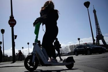Parisinos votan a favor de prohibir los scooters eléctricos de arriendo ante aumento de accidentes