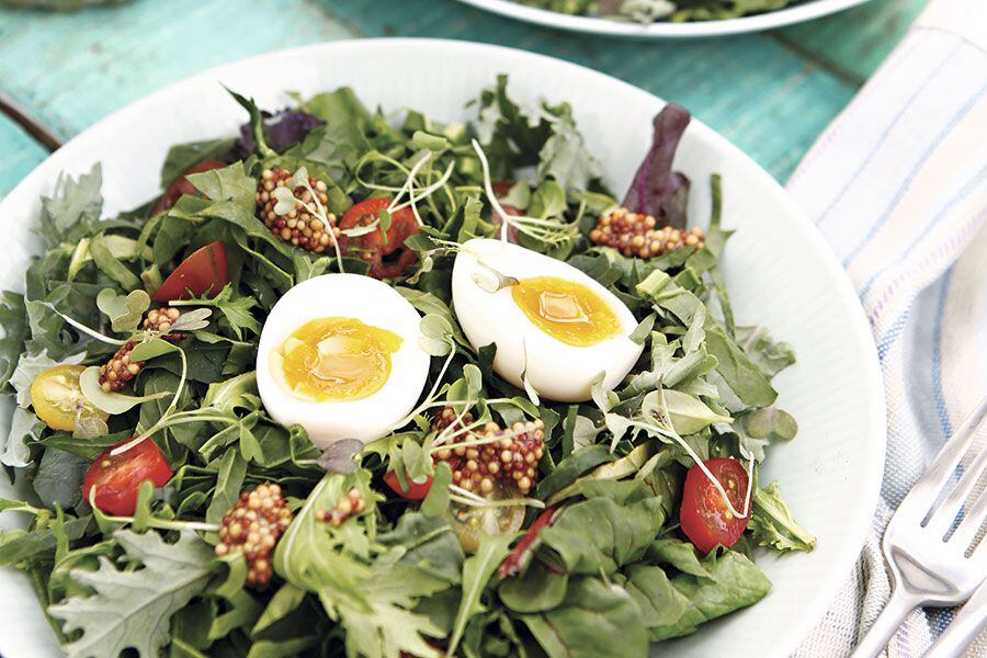 ensalada-de-espinaca-con-huevo-mollet-y-cebolla-frita