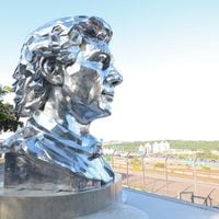 Inauguran enorme escultura de Ayrton Senna en Interlagos