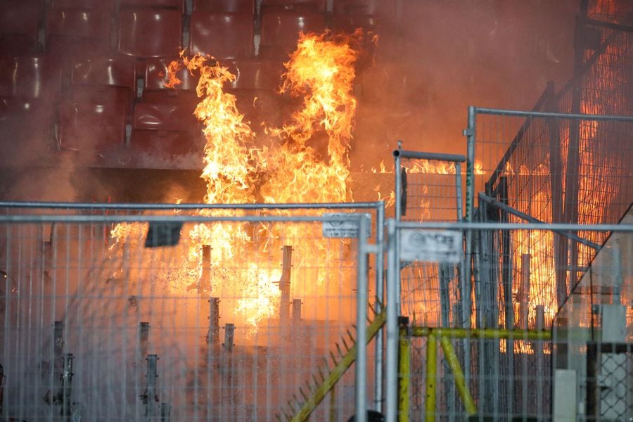 Un incendió azotó la galería norte en el Estadio Nacional.