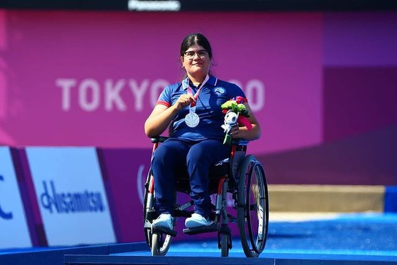 Mariana Zúñiga luce la medalla de plata. Foto: Comité Paralímpico de Chile.