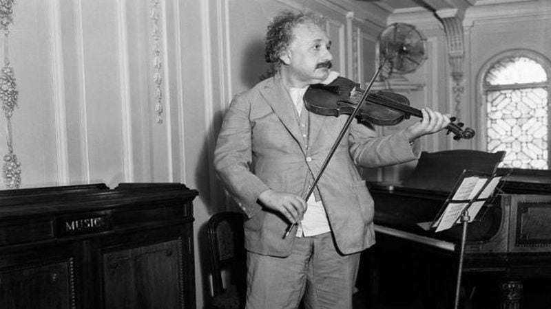 Albert Einstein tocando el violín.