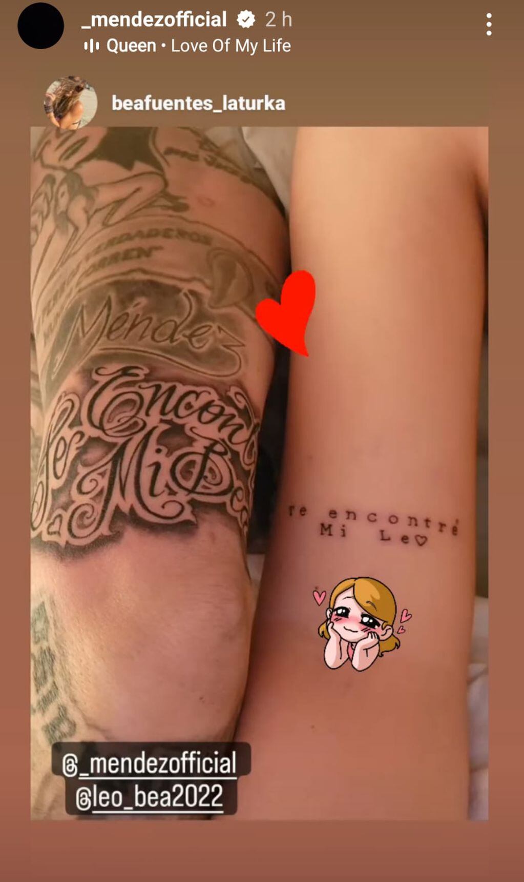 La pareja decidió sellar su amor con un gran tatuaje.
