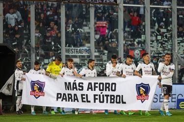 El ingreso de los jugadores de Colo Colo, con un lienzo que pide más aforo en el fútbol
