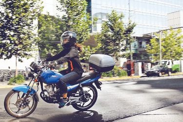 Las motos viven su mejor mes en la historia y crece el interés de las mujeres por las dos ruedas
