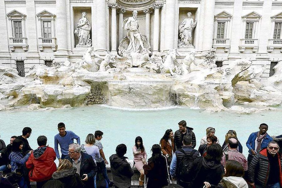 Hanno ripulito la Fontana di Trevi in ​​Italia e tirato fuori tutte le monete: dove sono finiti i soldi?