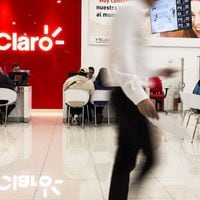 La venta de la TV satelital de Claro ya está en marcha: tiene un plazo de 9 meses y un banquero de inversión chileno a cargo