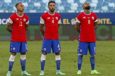 Una bandera chilena estampada cubre el logo de Nike, en la camiseta de la Roja, durante la Copa América de Brasil.