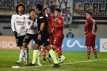 Esteban Pavez quedó molesto con el árbitro Julio Bascuñán: “Hoy cobraron todo y eso molesta, porque paran el partido”