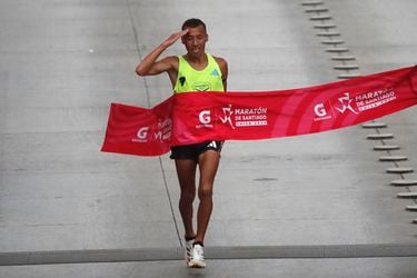 Mauricio Flandez fue el mejor nacional en el Maratón de Santiago.