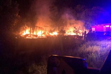 Encapuchados queman maquinarias y viviendas en Traiguén, luego de amenazar a trabajadores con armas de fuego