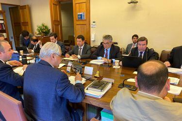Comisión de Hacienda aprueba proyecto que congela precios del diésel y modifica el Mepco