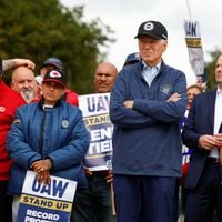 Biden y Trump visitan Michigan ante aumento de las huelgas en el sector automovilístico 