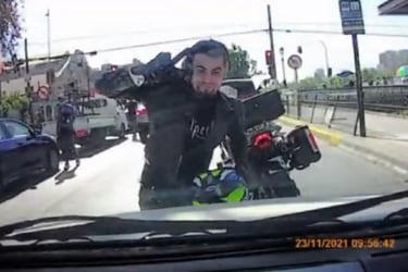 Detienen a motociclista que atacó con una cadena el automóvil de una conductora en Independencia