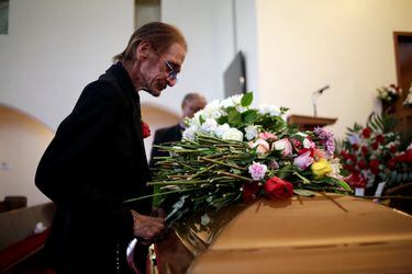 Antonio Basco en el funeral de su esposa tras la matanza en El Paso. (Reuters)