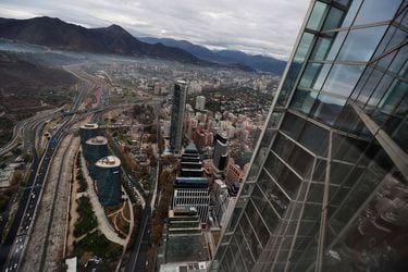 Peso de impuestos a las empresas en recaudación fiscal en Chile más que duplica promedio OCDE