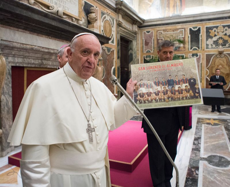 El Papa Francisco exhibe un poster del equipo de San Lorenzo de 1946.