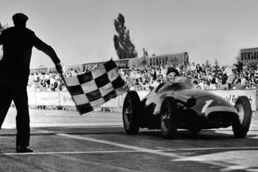 Juan-Manuel-Fangio-1957_00