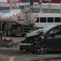 Grave accidente en camino a Melipilla: camión de combustible chocó con un vehículo que llevaba nueve ocupantes