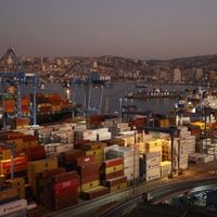 Chile anota superávit comercial en abril y avanza valor de envíos de cobre