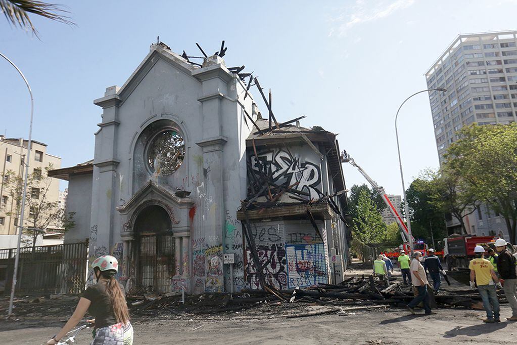19 DE OCTUBRE DE 2020/SANTIAGOIglesia de la Asunción, ubicada en Avenida Vicuña Mackenna tras ser incendiada durante las manifestaciones en conmemoracion del Estallido Social del 18 de octubre, Santiago.