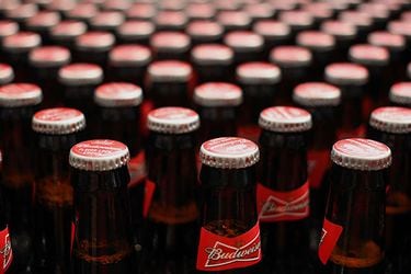 Multinacionales siguen abandonando Rusia: mayor cervecera mundial negocia venta de su participación en ese mercador