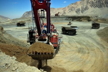 Minera del grupo Luksic reduce proyección de producción de cobre para este año debido a la severa sequía