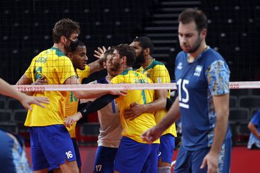 Brasil celebra ante Argentina en el vóleibol masculino de los Juegos Olímpicos de Tokio 2020. Una rivalidad que perdura.