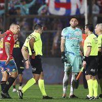 Emiliano Vecchio recibe un duro castigo y Colo Colo suma dos suspendidos para el clásico ante la UC