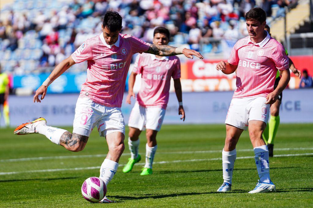 Fernando Zampedri marcó el 1-0 de Universidad Católica frente a Ñublense, el partido que terminó igualado 2-2. Foto: Diego Basso/AgenciaUno