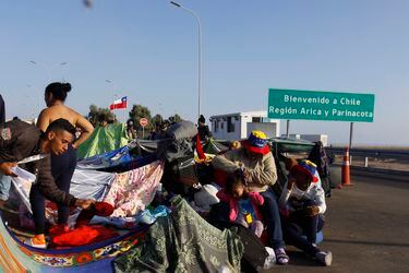 Venezolanos en la frontera a la espera de la visa.