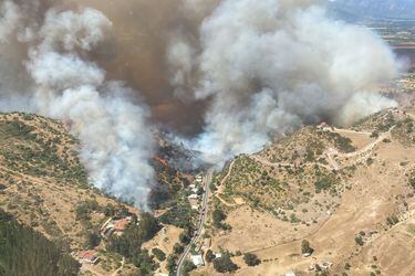 Declaran cuatro alertas rojas en zona central del país por incendios forestales cercanos a lugares habitados