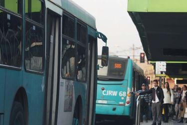 Paradero Nº 3 Av Irarrazaval con Vespucio, en la comuna de Ñuñoa. Este parada del Transantiago registra una de las mayores  tazas de evasión del sistema.