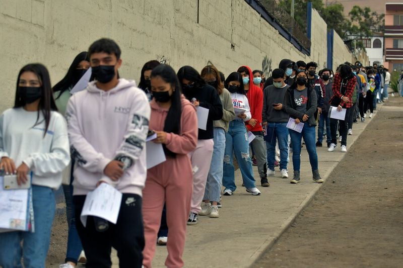 En Iquique, los jóvenes acudieron al Liceo Luis Cruz Martínez a realizar la Prueba de Transición Invernal.