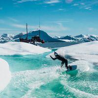 Esquí acuático extremo en los icebergs de Groenladia