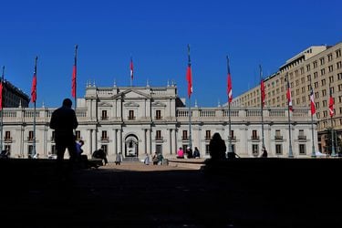 Informe de Clapes UC: se reduce probabilidad de recesión 2023 para la economía chilena