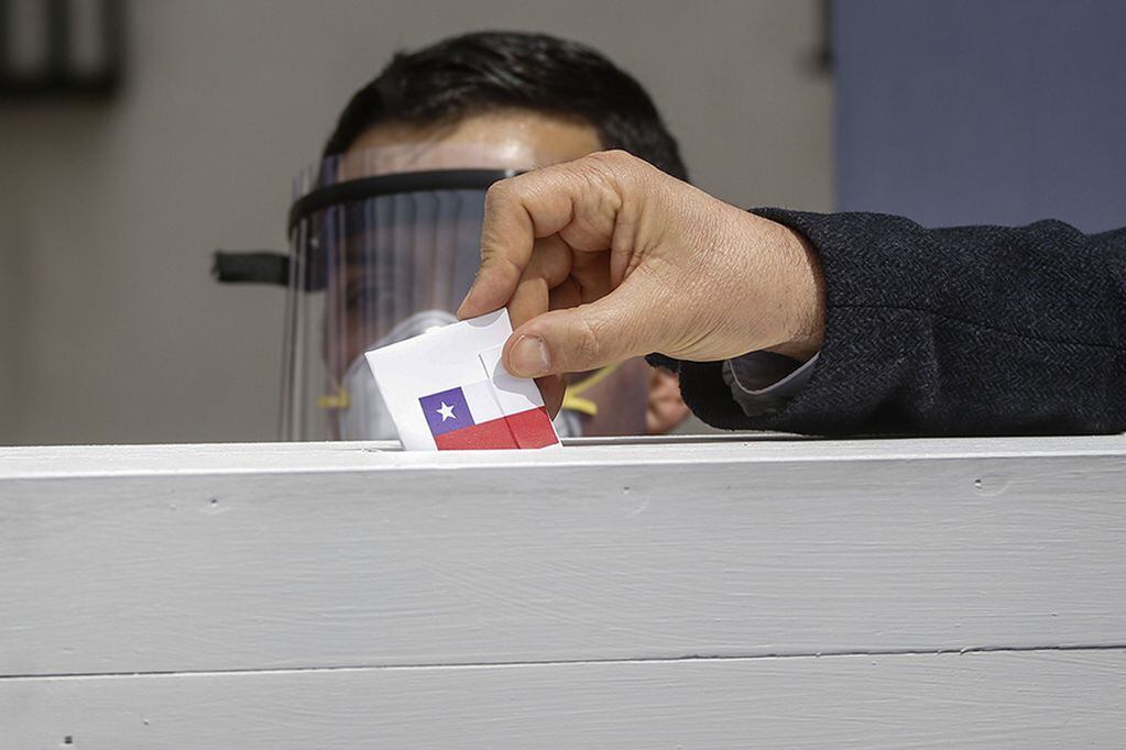 7 de octubre del 2020/SANTIAGOLos ministros Secretario General de la Presidencia, Cristian Monckeberg, coloca el voto en la urna y realizan una simulación de votación, en un local de votación puesto en el Palacio de La Moneda.FOTO: SEBASTIAN BELTRAN GAETE/AGENCIAUNO