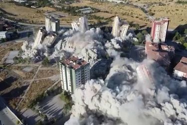 Así fue el momento en el que se demolieron 9 edificios de manera simultánea en Turquía