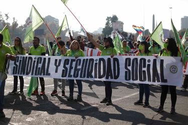 Comienza marcha en Plaza Italia por el Día del Trabajador  