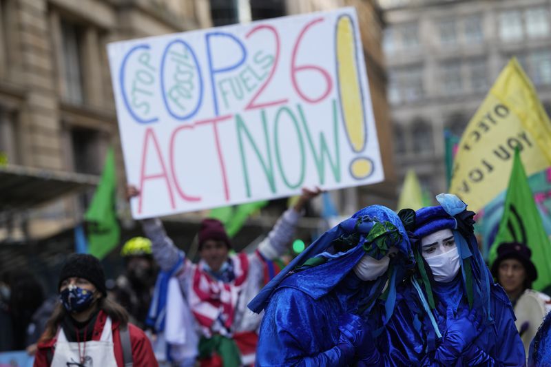 Un grupo de activistas protestan en Glasgow, en el marco del desarrollo de la COP26. Foto: AP