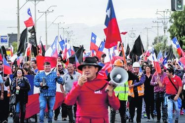 CALAMA: Marcha de trabajadores y familias mineros de Chuquicamata