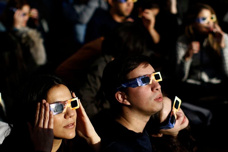 Cientos de personas observan eclipse desde Sky Costanera